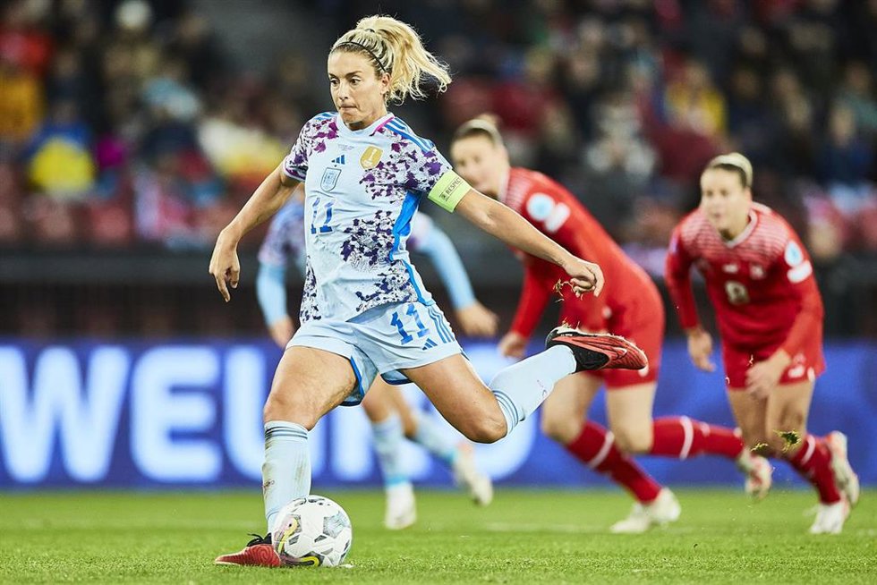 Archivo - Alexia Putellas en el momento de anotar de penalti en el Suiza-España de la Liga de Naciones 23-24