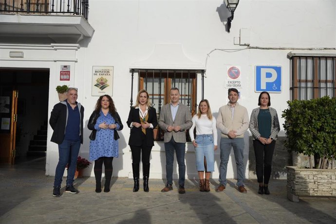 La presidenta de la Diputación de Cádiz, Almudena Martínez, junto al alcalde de Zahara de la Sierra, Santiago Galván, en una visita al municipio.