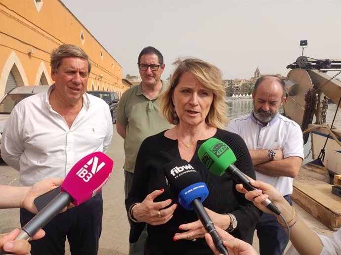 La eurodiputada 'popular', Rosa Estaràs, junto al eurodiputado Gabriel Mato y el presidente de la Federación Balear de Pescadores, Domingo Bonnín, sobre las exigencias a la Unión Europea en materia de políticas pesqueras.