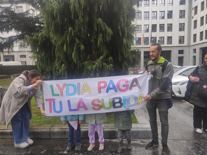 Padres y alumnos afectados con una pancarta de protesta por la subida del precio de los comedores escolares