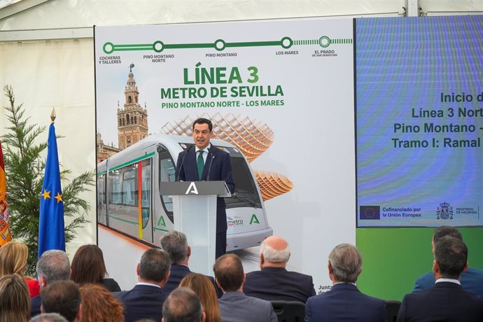 El presidente de la Junta de Andalucía, Juanma Moreno, interviene durante la colocación de la primera piedra de las obras del primer subtramo del tramo norte de la línea tres del metro en el barrio de Pino Montano