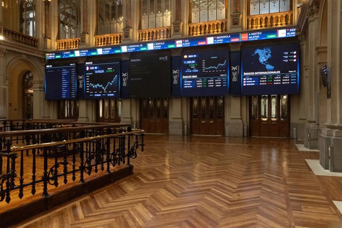 Paneles del Ibex 35 en el Palacio de la Bolsa, a 4 de abril de 2024, en Madrid (España). El Ibex 35 ha iniciado la sesión de hoy con una subida del 0,13%, lo que le ha llevado a situarse en los 11.046,3 puntos, en una jornada marcada por la publicación 