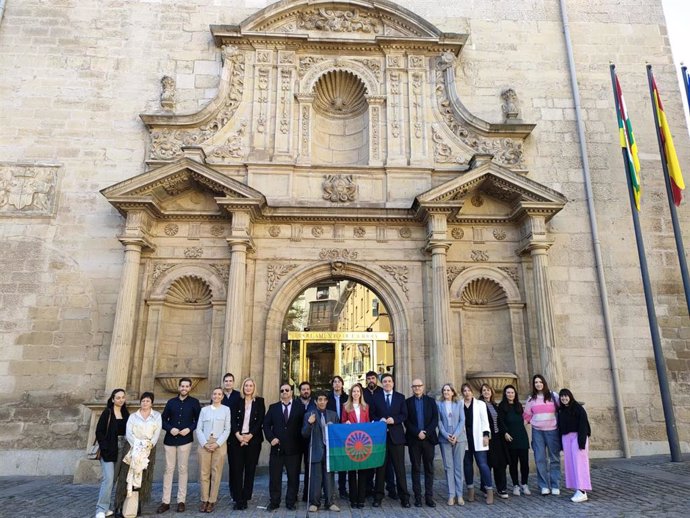 Entrega al Parlamento de la bandera gitana