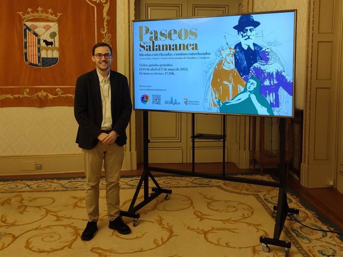 El concejal de Cultura y Turismo, Ángel Fernández Silva, en la presentación de 'Paseos por Salamanca'