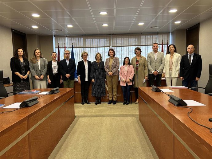 La presidenta de Cruz Roja en la Región de Murcia, María Teresa Sánchez Elduayen, junto a los miembros de la Comisión Especial de Estudio de Lucha contra la Pobreza y la Exclusión Social de la Asamblea Regional