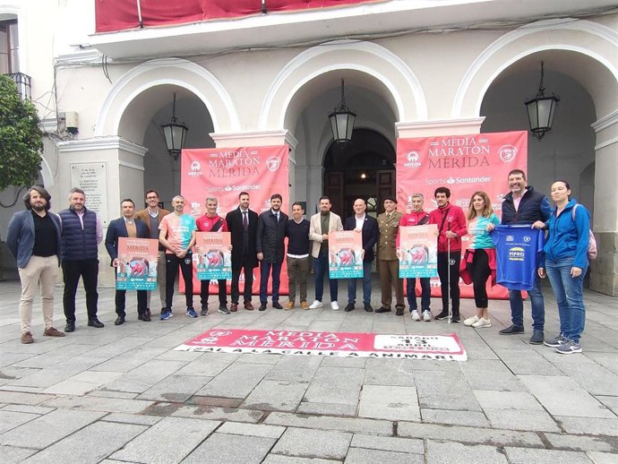 Organizadores, patrocinadores y voluntarios de la Media Maratón de Mérida.