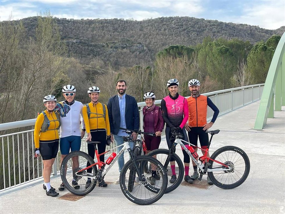 El alcade de Trillo, Jorge Peña, junto a la entrenadora Silvia González y el bicampeón del mundo de maratón Abel Antón y algunos integrantes del Aural Team que se reunieron en un campus de MTB en Trillo para preparar la Skoda Titan Desert.