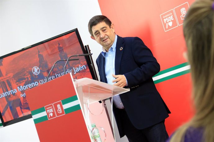 El secretario general del PSOE de Jaén, Francisco Reyes, en la rueda de prensa.