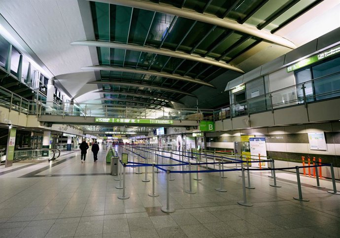 15 March 2024, North Rhine-Westphalia, Dortmund: A few travelers walk past closed check-in counters in Dortmund's airport during a strike by security staff. 