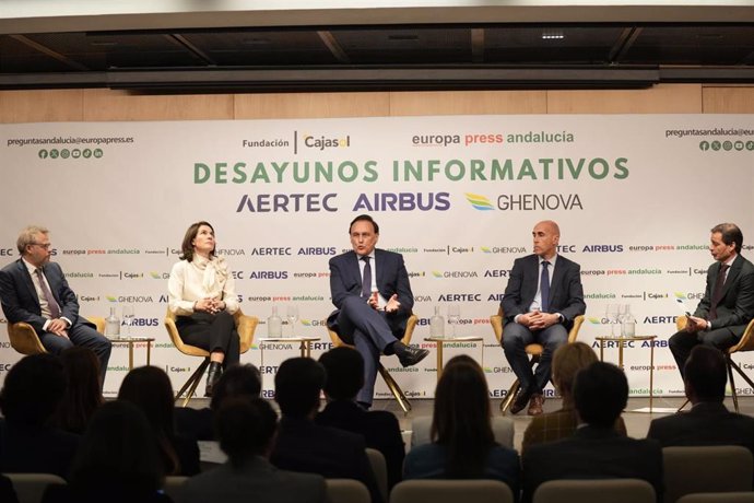 El consejero de Universidad, José Carlso Gómez Villamandos, junto a los representantes de Aertec, Airbus y Ghenova, en el desayuno informativo organizado por Europa Press Andalucía con el patrocinio de la Fundación Cajasol.