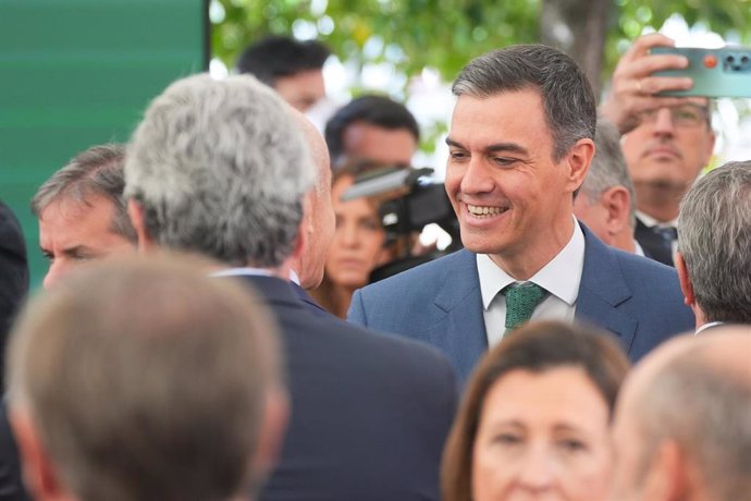 El presidente del Gobierno, Pedro Sánchez, durante la colocación de la primera piedra de las obras del primer subtramo del tramo norte de la línea tres del metro en el barrio de Pino Montano, a 8 de abril de 2024 en Sevilla (Andalucía, España). El preside