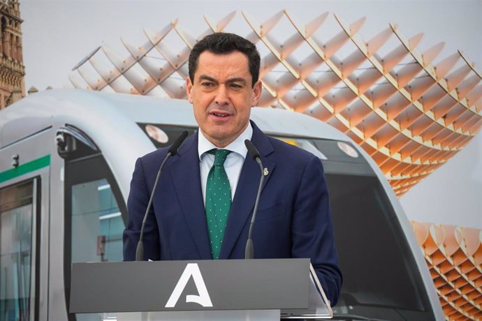 El presidente de la Junta de Andalucía, Juanma Moreno, interviene durante la colocación de la primera piedra de las obras del primer subtramo del tramo norte de la línea tres del metro en el barrio de Pino Montano, a 8 de abril de 2024 en Sevilla (Andaluc