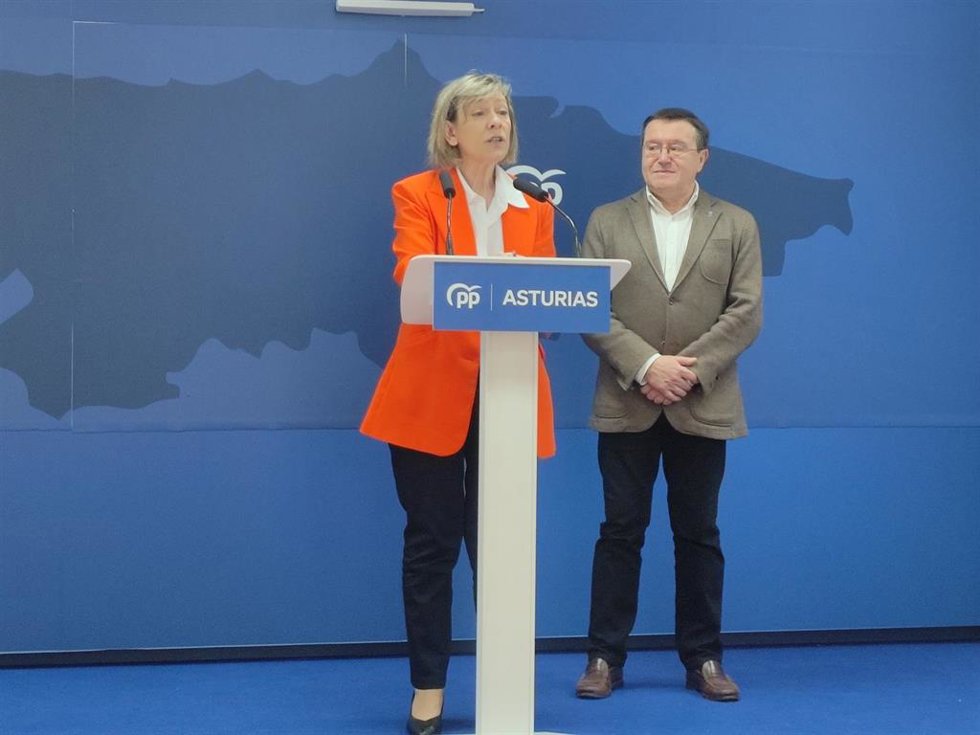 La diputada del PP en el Congreso, Esther Llamazares, y el diputado autonómico del PP Rafael Alonso, en rueda de prensa sobre la industria electrointensiva