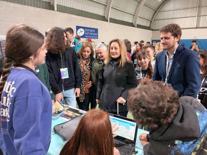 La consejera de Educación, Lydia Espina, y el director general de Inclusión Educativa y Ordenación David, asisten en La Morgal a la final autonómica de la competición CanSat, con más de 70 estudiantes y docentes del Principado.