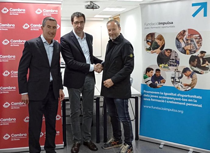 Accuerdo firmado por el presidente de la Cámara de Barcelona en Anoia, Xavier Badia, y el presidente la Fundació Impulsa, Carles Cuys.
