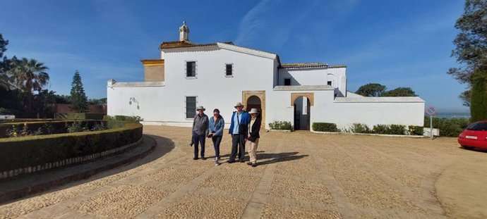 Miembros de la asociación nacional de escritores especializados en turismo de Canadá visita el monasterio de La Rábida (Huelva).