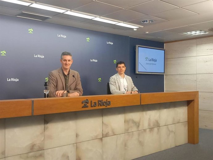 El director general de Deporte y Juventud, Diego Azcona, junto al director del IRJ, Juan Diego Alcaide