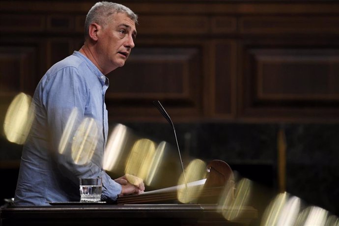 Archivo - El diputado de EH Bildu Oskar Matute interviene durante una sesión plenaria en el Congreso de los Diputados, a 6 de febrero de 2024, en Madrid (España).