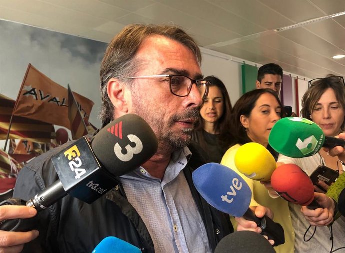 El secretario general de UGT Catalunya, Camil Ros, en declaraciones a periodistas antes de reunirse con el líder del PSC, Salvador Illa