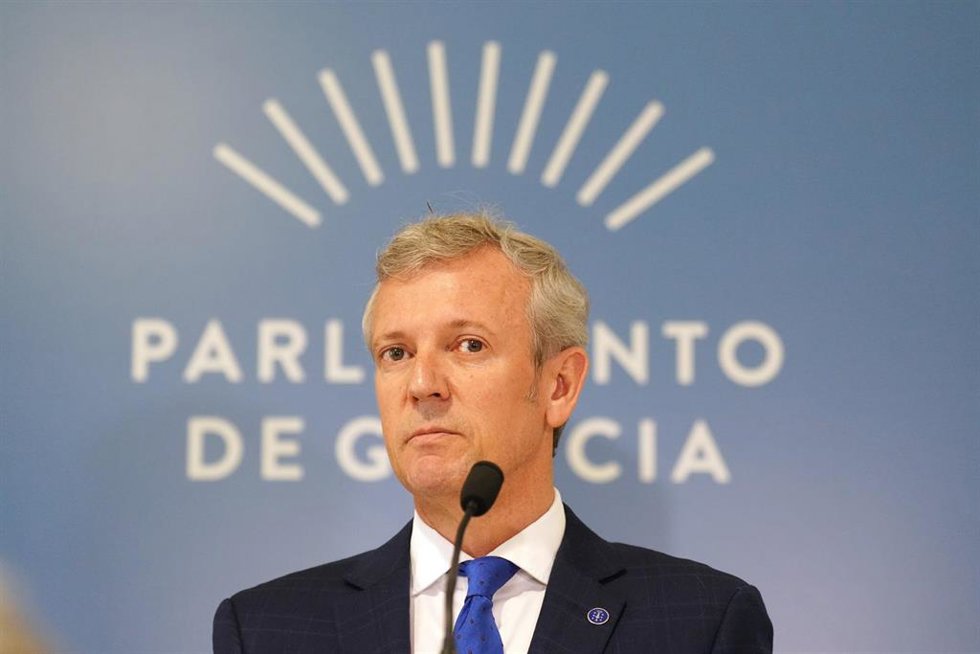 El presidente de la Xunta de Galicia, Alfonso Rueda, ofrece una rueda de prensa a su llegada al Parlamento de Santiago, a 3 de abril de 2024, en Santiago de Compostela, A Coruña, Galicia (España). Rueda se ha reunido para recibir el resultado de la rond
