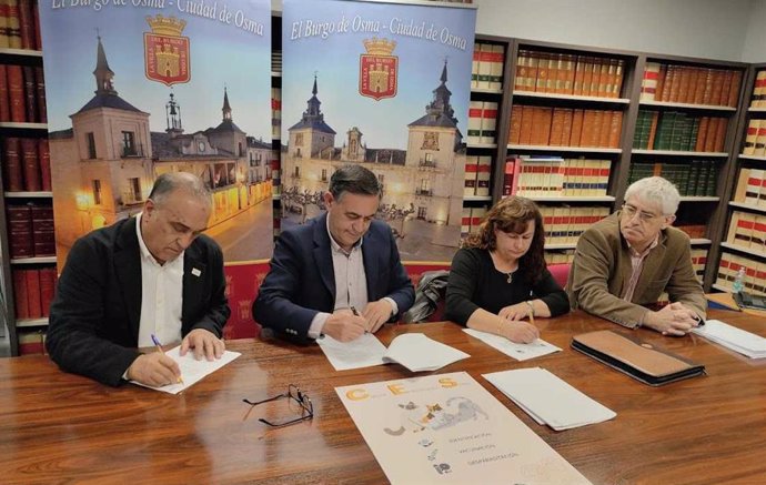 De izda a dcha, Laguens, Pardo, Aguilera y Cuesta firman el convenio para el control de colinas felinas en El Burgo de Osma
