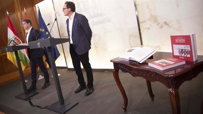 El presidente del Gobierno, Gonzalo Capellán, junto al historiados Javier García Turza, en la presentación del libro fruto de la investigación