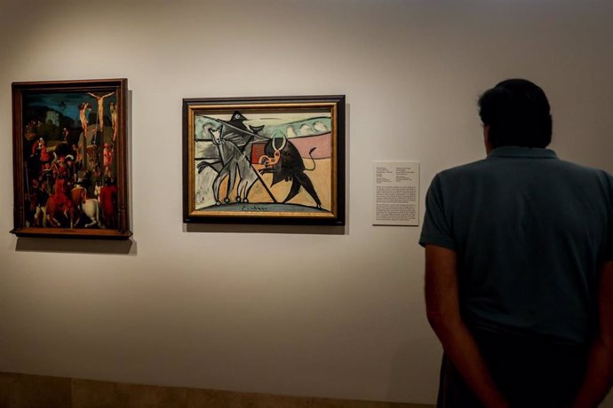 Archivo - Una persona observa las obras de la exposición ‘Picasso. Lo sagrado y lo profano’, en el Museo Nacional Thyssen-Bornemisza, a 15 de octubre de 2023, en Madrid (España). 