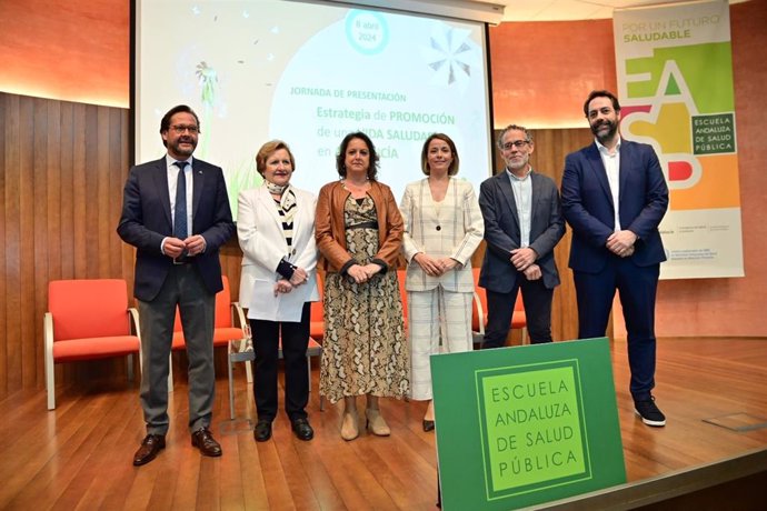 La consejera de Salud y Consumo, Catalina García, inaugura la jornada para la presentación de la Estrategia de Promoción de una Vida Saludable en Andalucía.