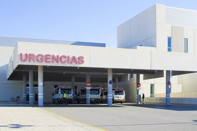 Archivo - Imagen de archivo de una fachada de hospital Urgencias.