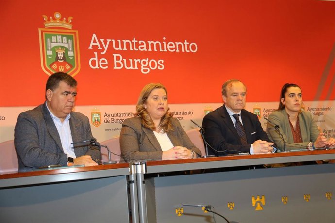 El concejal, la alcaldesa, el vicealcalde y la portavoz municipal durante la rueda de prensa.