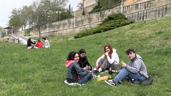 Jóvenes junto al río Tormes en el Lunes de Aguas de Salamanca