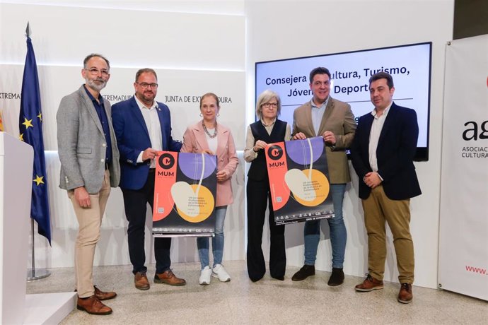 El alcalde de Mérida, Antonio Rodríguez Osuna, y la consejera de Cultura, Victoria Bazaga, en la presentación de las Jornadas Profesionales de la Música en Extremadura MUM.
