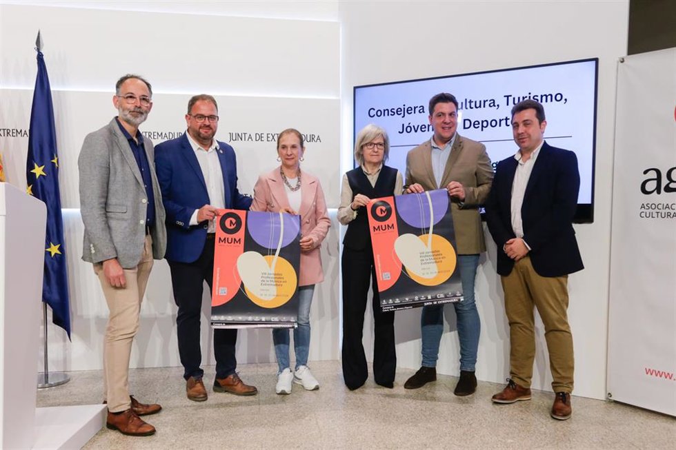 El alcalde de Mérida, Antonio Rodríguez Osuna, y la consejera de Cultura, Victoria Bazaga, en la presentación de las Jornadas Profesionales de la Música en Extremadura MUM.