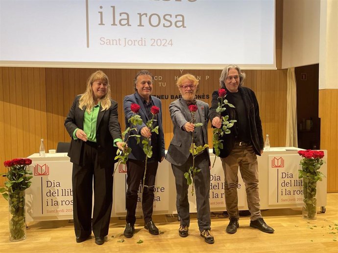 La consellera Natàlia Garriga, Joan Ferré (Cambra del Llibre), Èric del Arco (Gremi de Llibreters) y el concejal Xavier Marcé, en la presentación de Sant Jordi 2024