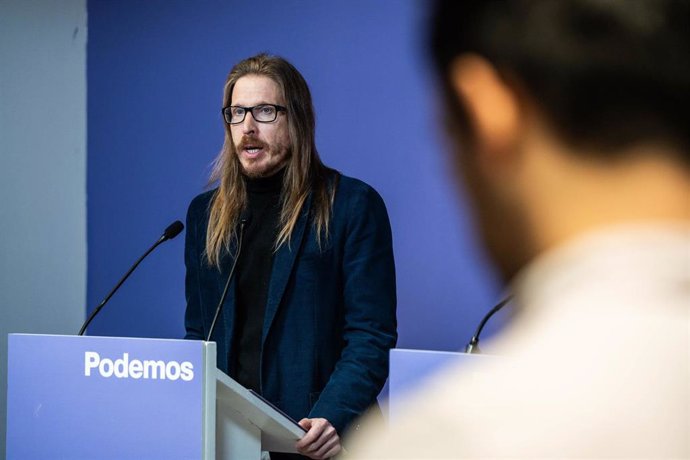 Archivo - El secretario de Organización y portavoz de Podemos, Pablo Fernández, durante una rueda de prensa, en la sede de Podemos, a 19 de febrero de 2024, en Madrid (España).