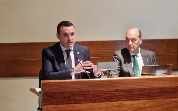 El consejero de Hacienda y Fondos Europeos, Guillermo Peláez, durante su intervención en comisión parlamentaria en la Junta General