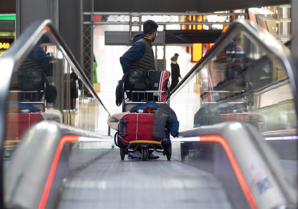 Archivo - Varias personas en el aeropuerto Adolfo Suárez Madrid-Barajas, el día que comienza la huelga de los trabajadores de handling de Iberia, a 5 de enero de 2024, en Madrid (España).