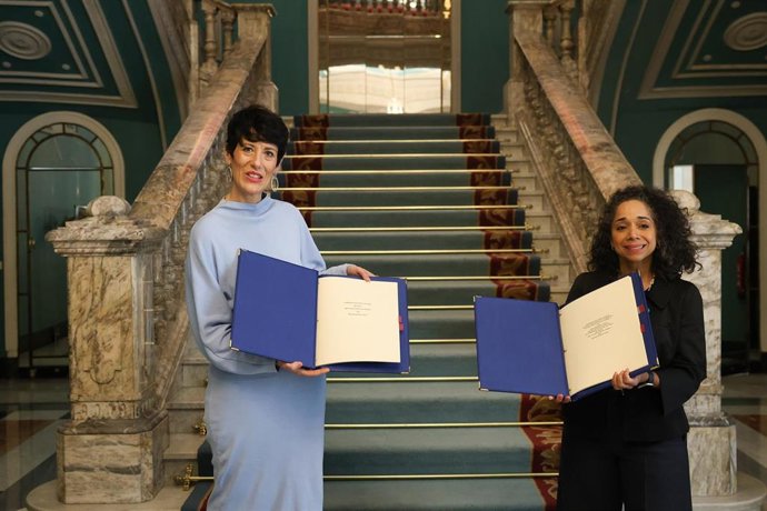 La embajadora de Estados Unidos, Julissa Reynoso (d), y  la ministra de Inclusión, Seguridad Social y Migraciones, Elma Saiz (i), tras la firma del nuevo texto del Convenio de Seguridad Social entre España y Estados Unidos, en Madrid a 8 de abrul de 202