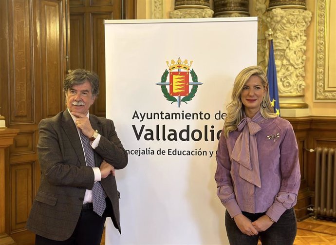 El doctor Javier Urra con la concejal de Educación y Cultura del Ayuntamiento de Valladolid, Irene Carvajal, en la presentación del ciclo de charlas sobre infancia y educación, que arranca abordando los riesgos de salud mental.