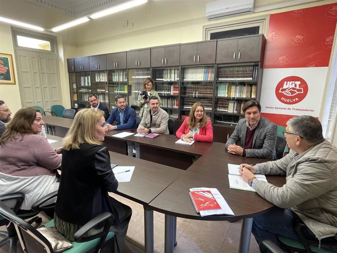 Reunión entre el POSE de Huelva y miembros de UGT.