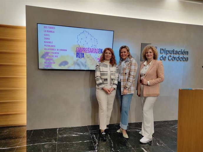 La delegada de Igualdad, Cooperación al Desarrollo, Consumo y Participación Ciudadana de la Diputación de Córdoba, Auxiliadora Moreno (centro), en la presentación de 'Empresarias en ruta'.