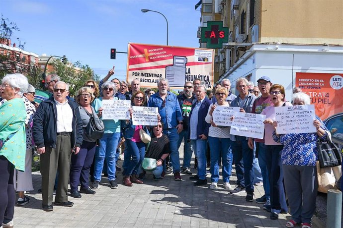 Vecinos de Pino Montano protestan en defensa de la recogida neumática de basura en la zona