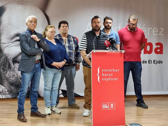 Desiderio Enciso junto a miembros de la ejecutiva municipal del PSOE en El Ejido (Almería)