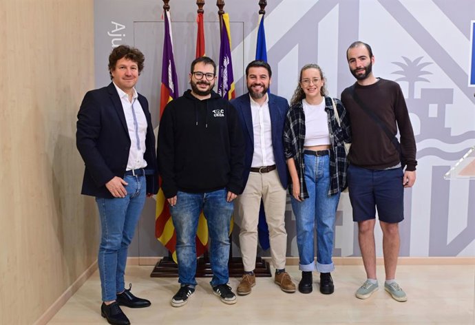 El concejal de Cultura, Javier Bonet, y el director general de Música y Artes Escénicas, Rafel Brunet, con los componentes del grupo 'Toc de crida' Pau Mas y Joan Vàquez, y su representante.