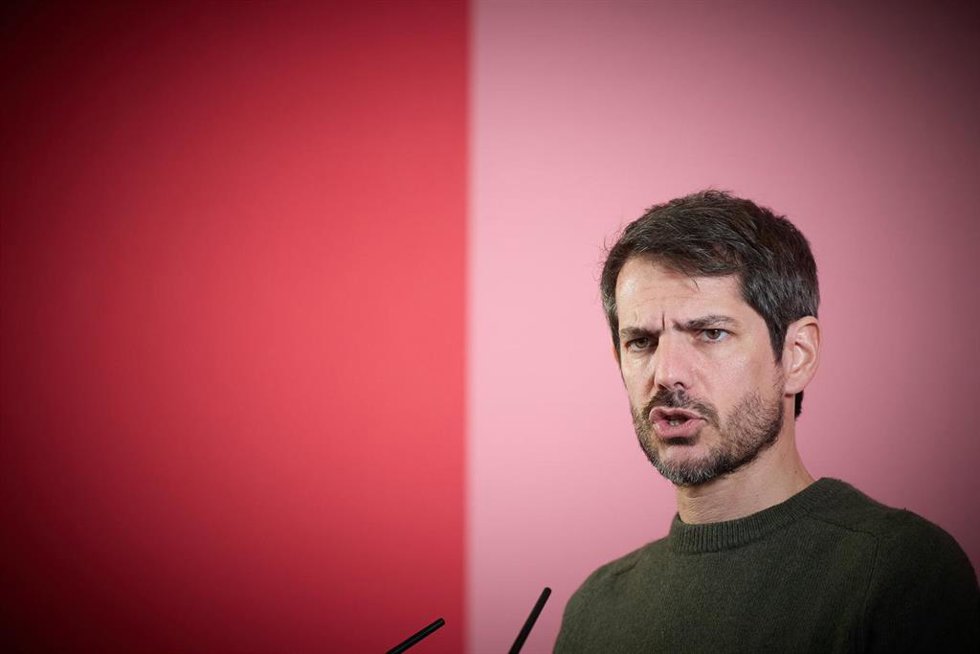 El portavoz de Sumar, Ernest Urtasun, durante una rueda de prensa, en el Espacio Rastro, a 25 de marzo de 2024, en Madrid (España).