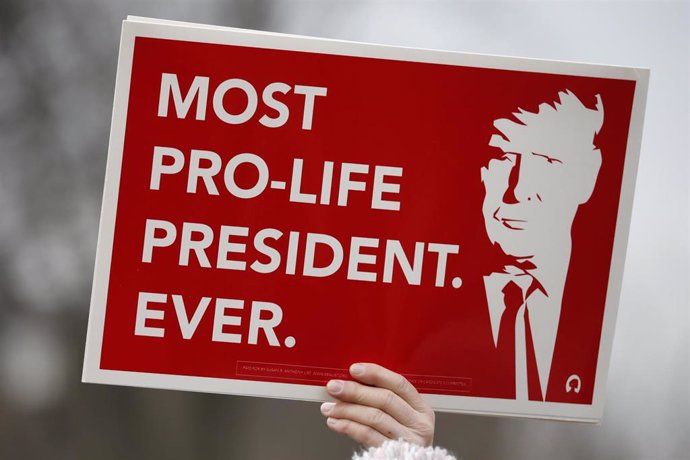 Archivo - Cartel con el lema 'El presidente más pro-vida de todos los tiempos' junto al rostro del expresidente de Estados Unidos Donald Trump