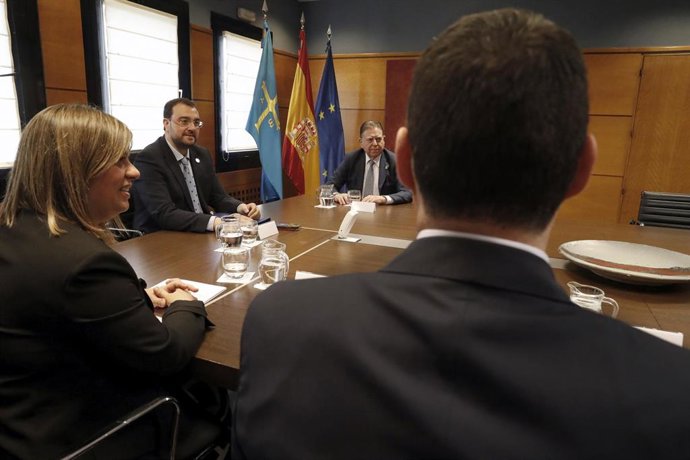El presidente del Principado, Adrián Barbón, y el alcalde de Oviedo, Alfredo Canteli, presiden la comisión bilateral sobre el futuro de El Cristo-Buenavista.