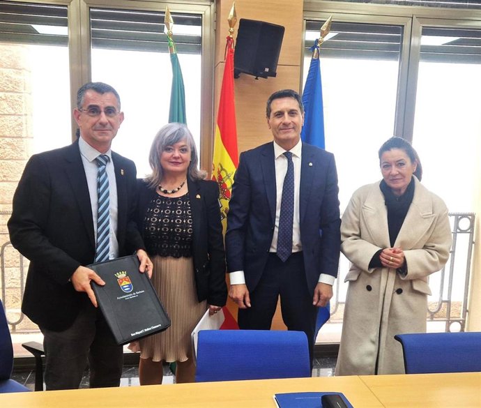 El alcalde de Barbate con el delegado del Gobierno en Andalucía.