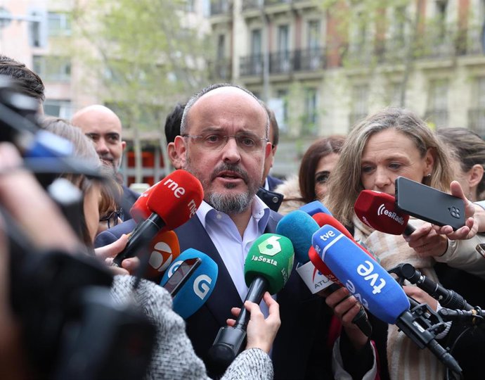 Archivo - El presidente del PP de Catalunya y candidato a las elecciones catalanas, Alejandro Fernández