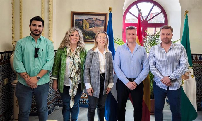 Alcalá firma un acuerdo con la Agrupación del Santísimo Cristo de la Bondad para fomentar la afición a la música.